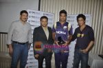 Shahrukh Khan gifts Tag Heuer to KKR players in Trident, Mumbai on 26th May 2011 (21).JPG